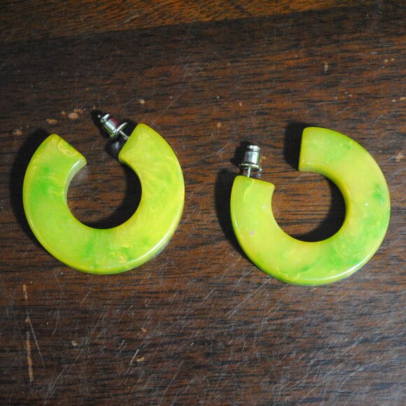 Vintage Marbled Green & Yellow Bakelite Hoop Earrings - Picture 7 of 11